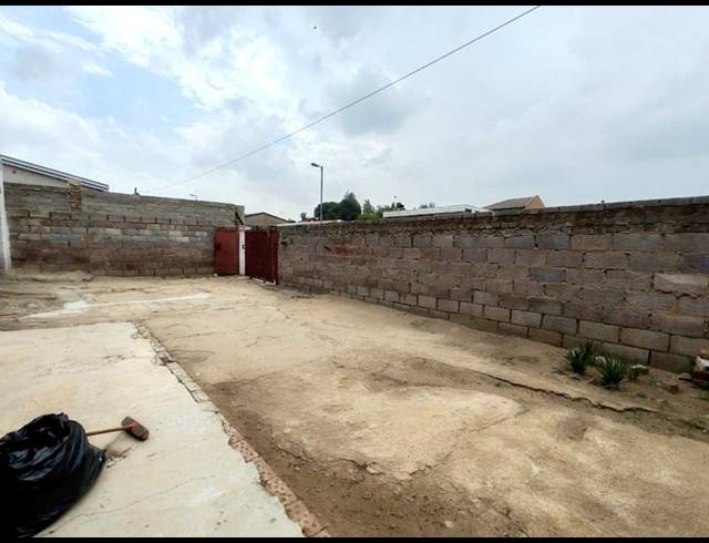 2 BEDROOM HOUSE FOR SALE IN MOFOLO CENTRAL
